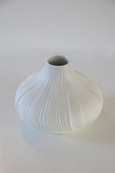 Modernist White Porcelain 'Plissée' / "Garlic"/ "Onion" Vase - M. Freyer for Rosenthal 1970s
